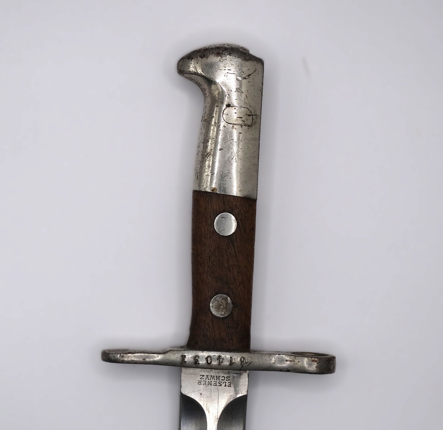 Baïonnette suisse Modèle 1889 – Schmidt-Rubin – Marquée « Elsewer Schwyz ».  Zoom sur manche coté droit avec marquage sur garde et talon de lame.