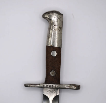 Baïonnette suisse Modèle 1889 – Schmidt-Rubin – Marquée « Elsewer Schwyz ».  Zoom sur manche coté droit avec marquage sur garde et talon de lame.