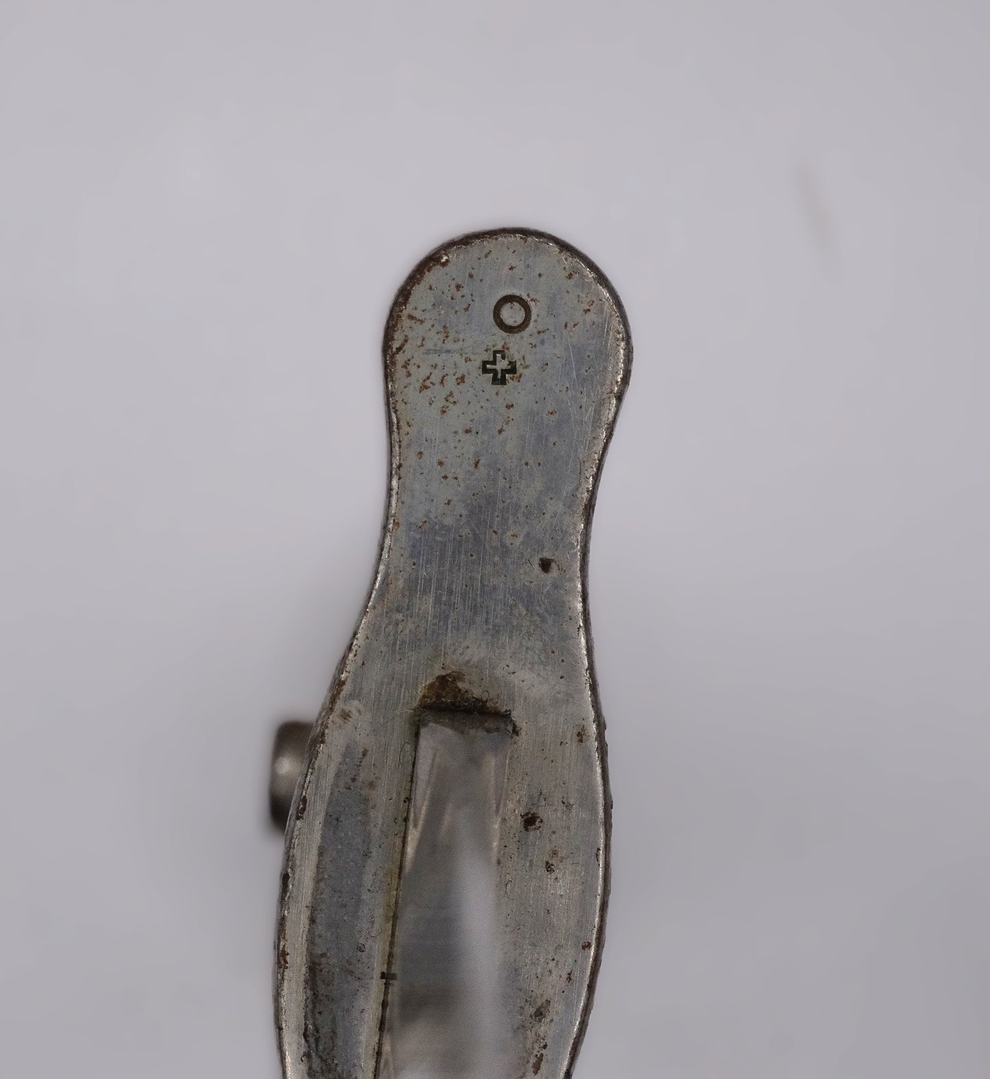 Baïonnette suisse Modèle 1889 – Schmidt-Rubin – Marquée « Elsewer Schwyz ».  Zoom sur garde, pionçons multiples.