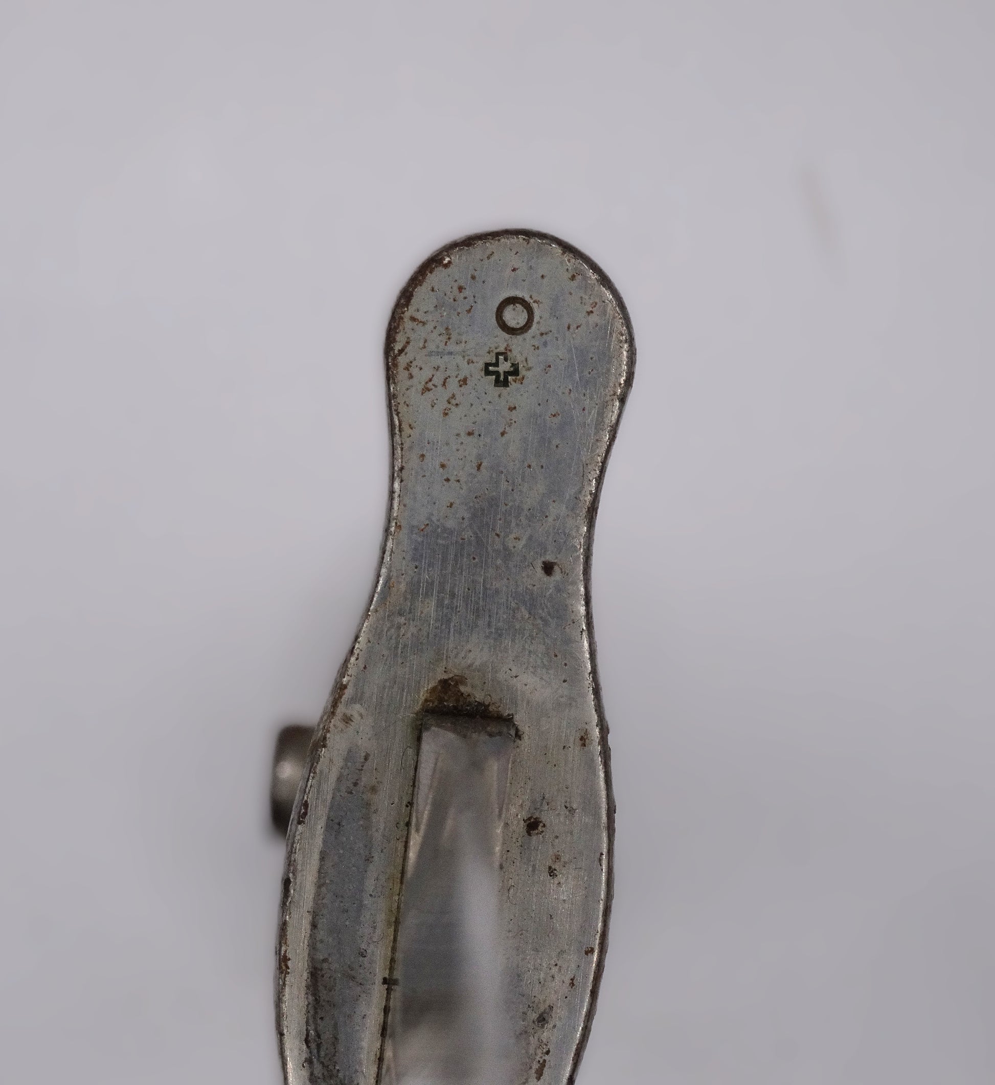 Baïonnette suisse Modèle 1889 – Schmidt-Rubin – Marquée « Elsewer Schwyz ».  Zoom sur garde, pionçons multiples.