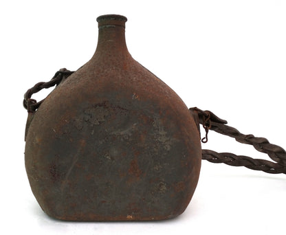 Bidon / Gourde Modèle 1935 – Avec Sangle Tressée.
Vue intégrale de face.