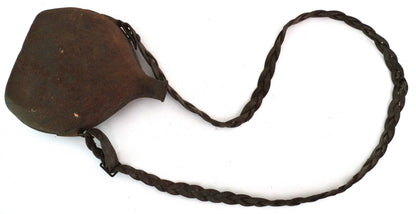Bidon / Gourde Modèle 1935 – Avec Sangle Tressée.
Vue intégrale ave sangle.