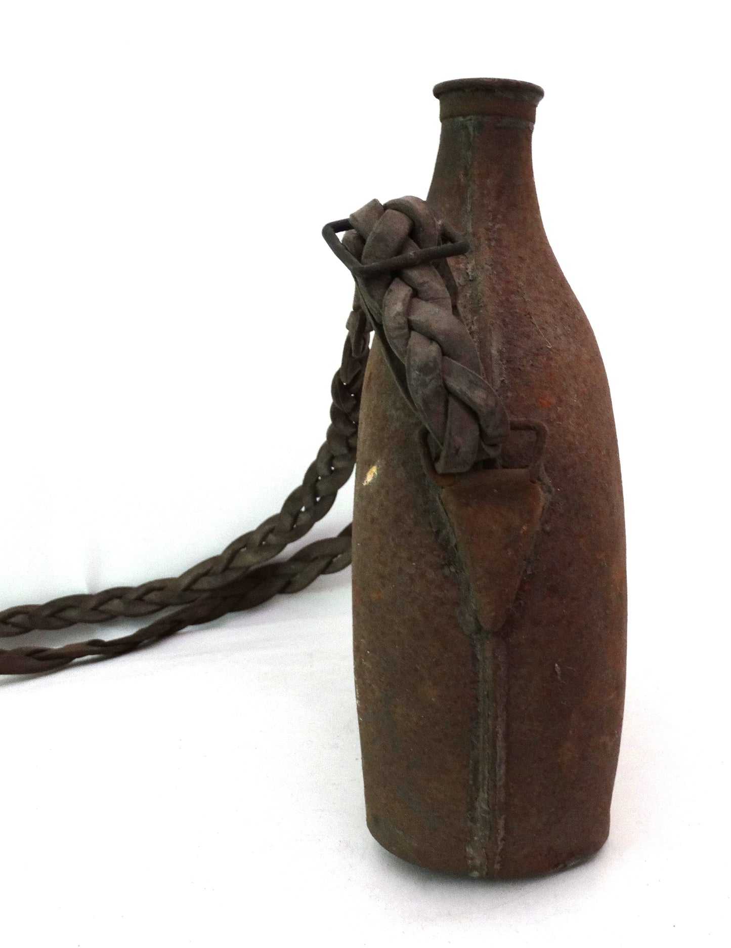 Bidon / Gourde Modèle 1935 – Avec Sangle Tressée.
Vue intégrale de coté 2.
