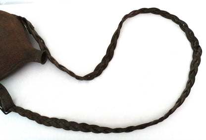 Bidon / Gourde Modèle 1935 – Avec Sangle Tressée.
Zoom sur sangle.