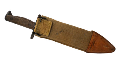 Bolo US Model 1917 PLUMB PHILA 1918 | Couteau de tranchée WWI.
Vue intégrale dans son fourreau coté gauche.