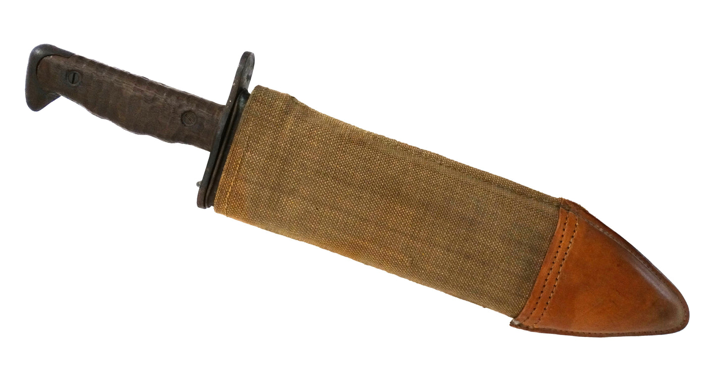 Bolo US Model 1917 PLUMB PHILA 1918 | Couteau de tranchée WWI.
Vue intégrale dans son fourreau coté droit.