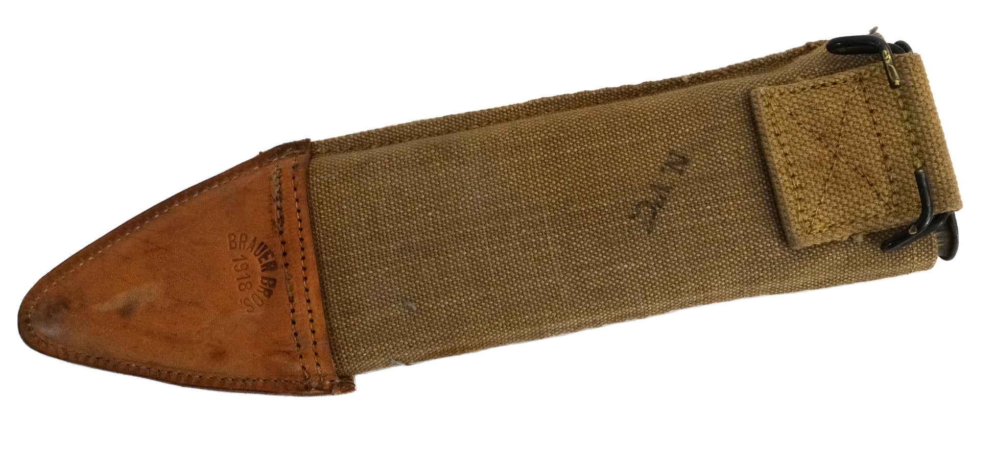 Bolo US Model 1917 PLUMB PHILA 1918 | Couteau de tranchée WWI.
Vue intégrale fourreau coté droit.