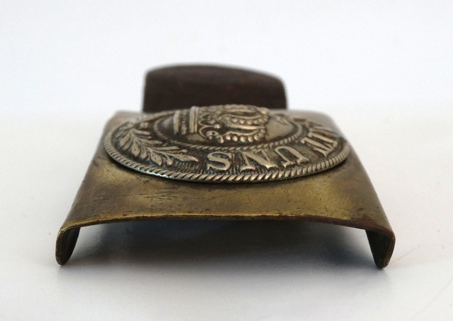 Boucle de Ceinturon Prusse 1895 – Couronne Gott mit uns – Pâtelette Cuir Datée 1913.
Vue intégrale de coté A.