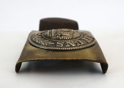 Boucle de Ceinturon Prusse 1895 – Couronne Gott mit uns – Pâtelette Cuir Datée 1913.
Vue intégrale de coté A.
