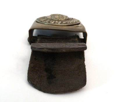 Boucle de Ceinturon Prusse 1895 – Couronne Gott mit uns – Pâtelette Cuir Datée 1913.
Vue intégrale de coté B.