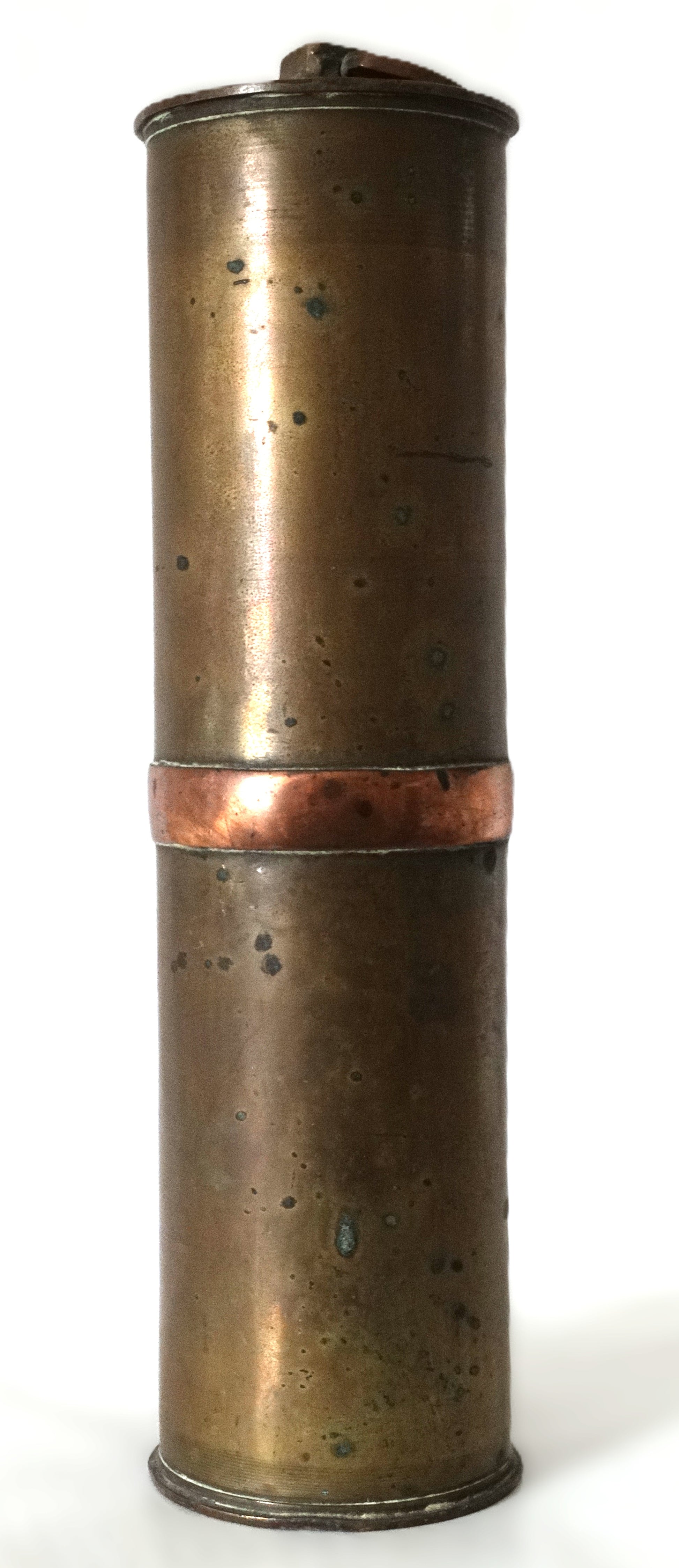 Bouteille artisanale de tranchée en douilles d’obus – objet de poilu 1914-1918. Vue intégrale de dos.