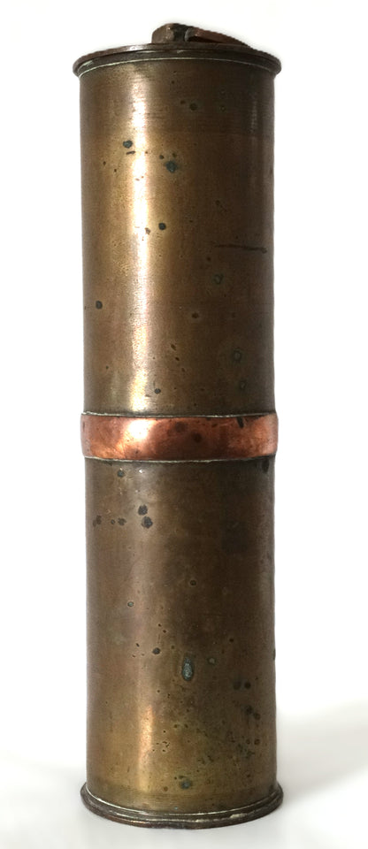 Bouteille artisanale de tranchée en douilles d’obus – objet de poilu 1914-1918. Vue intégrale de dos.