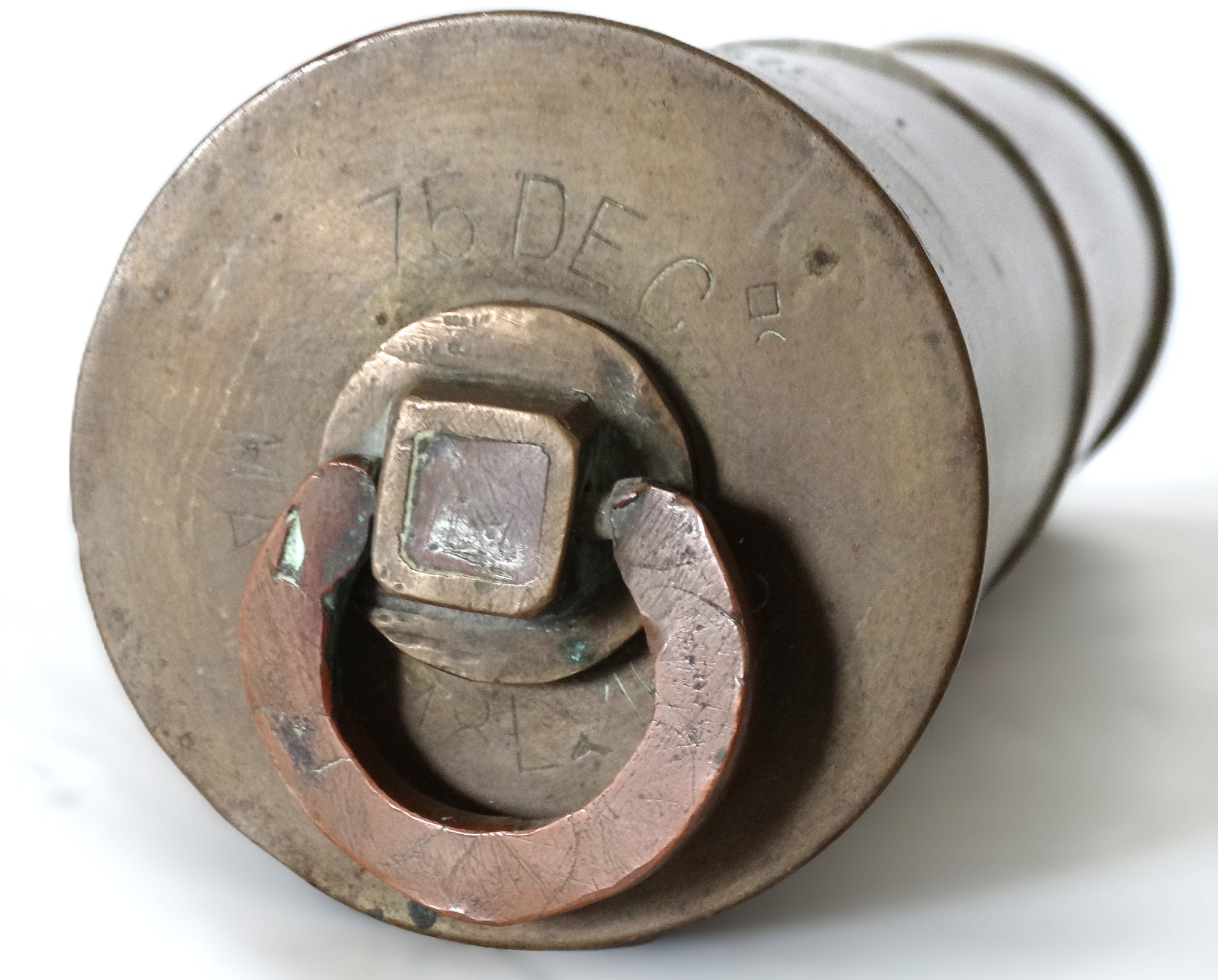 Bouteille artisanale de tranchée en douilles d’obus – objet de poilu 1914-1918. Vue intégrale dessus avec bouchon et marquage.