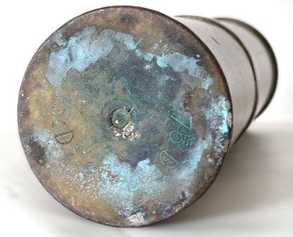 Bouteille artisanale de tranchée en douilles d’obus – objet de poilu 1914-1918. Vue intégrale du dessous avec marquage.