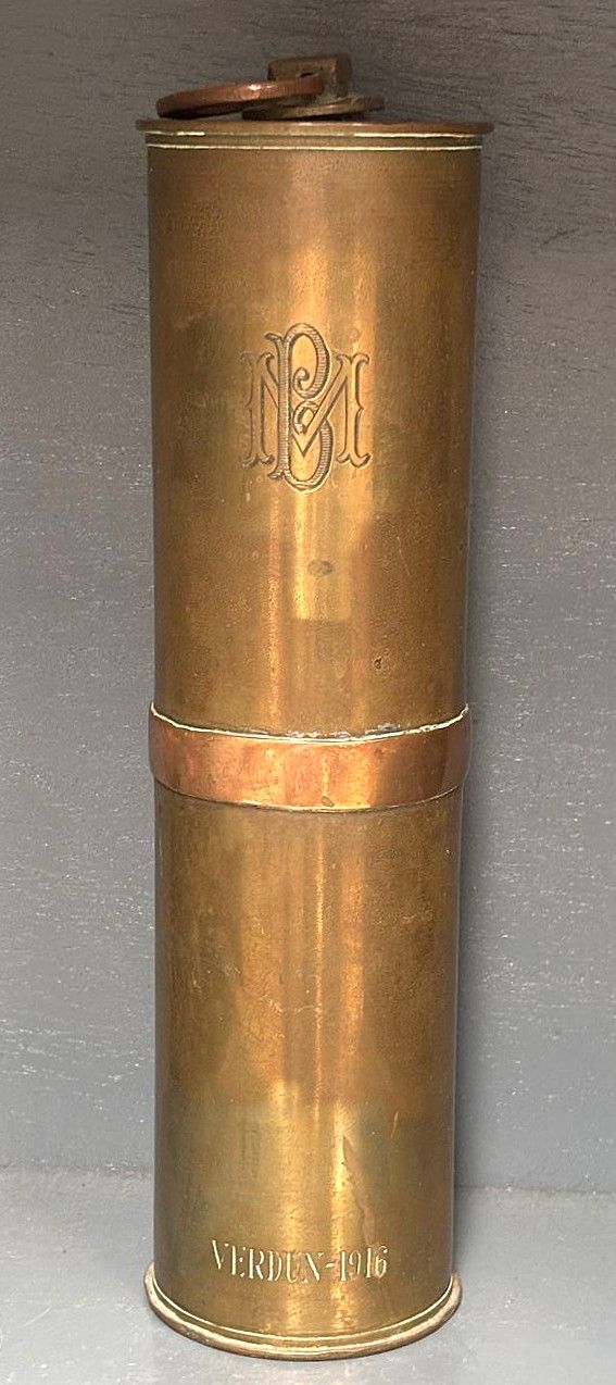 Bouteille artisanale de tranchée en douilles d’obus – objet de poilu 1914-1918. Vue intégrale de face artistique.