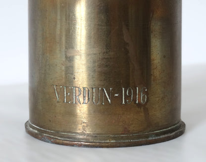 Bouteille artisanale de tranchée en douilles d’obus – objet de poilu 1914-1918. Zoom sur marquage bas 'VERDUN-1916".