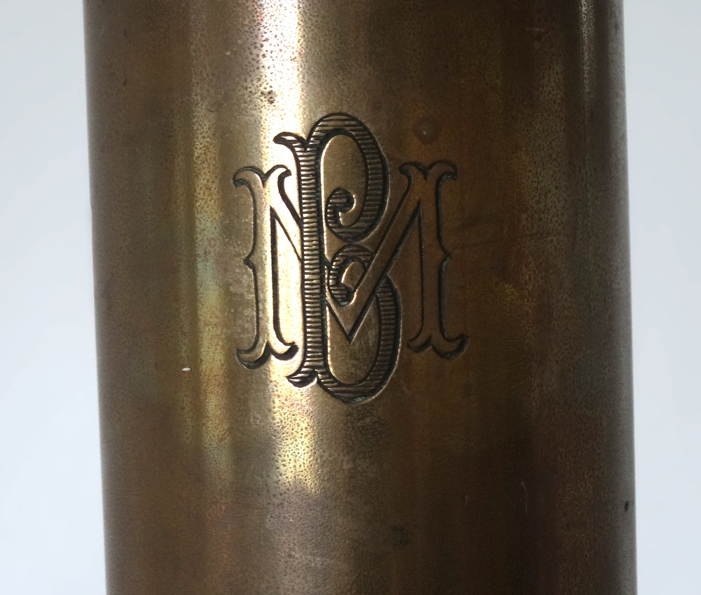 Bouteille artisanale de tranchée en douilles d’obus – objet de poilu 1914-1918. Zoom sur gravure MB entrelacée. 