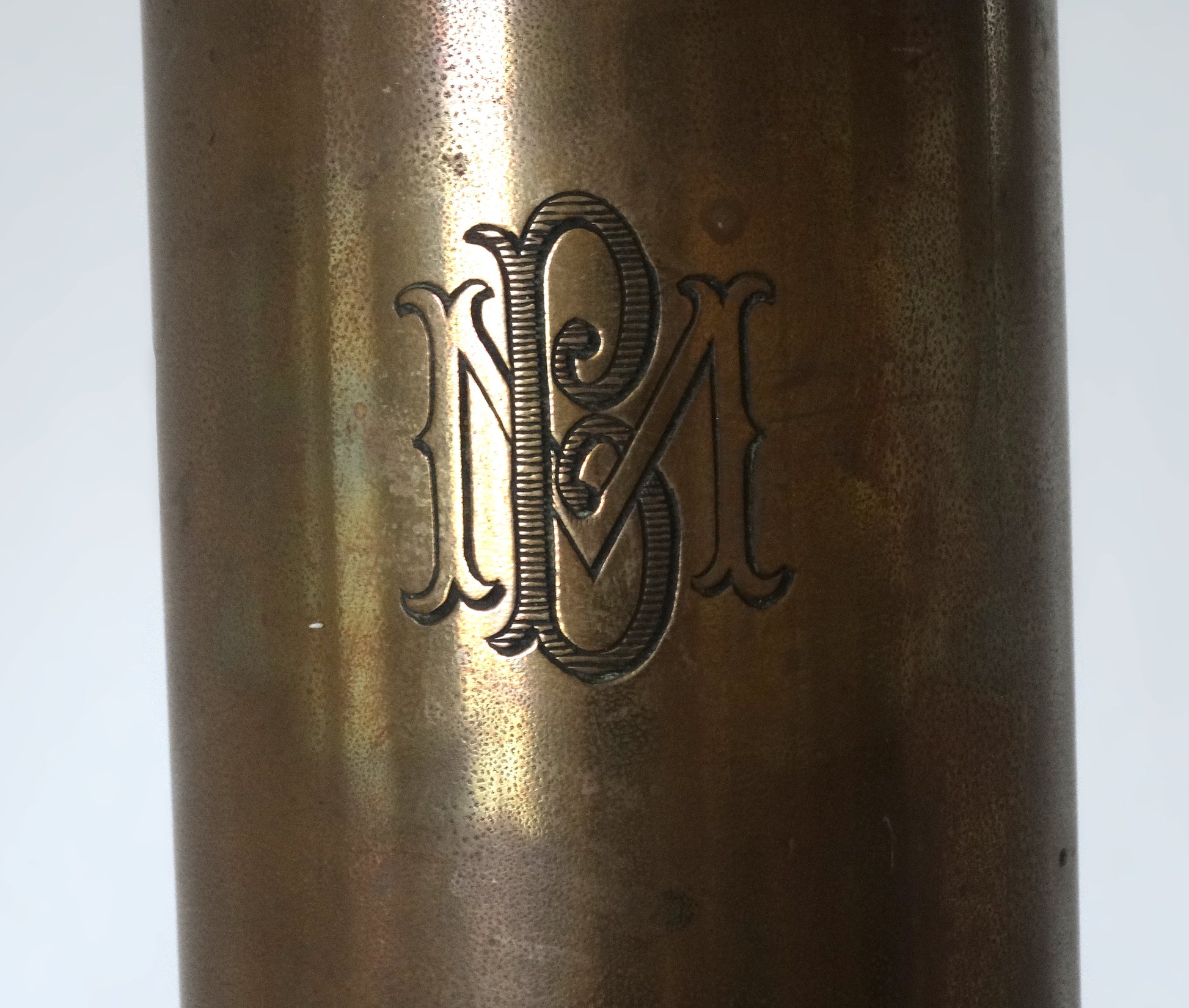 Bouteille artisanale de tranchée en douilles d’obus – objet de poilu 1914-1918. Zoom sur gravure MB entrelacée. 