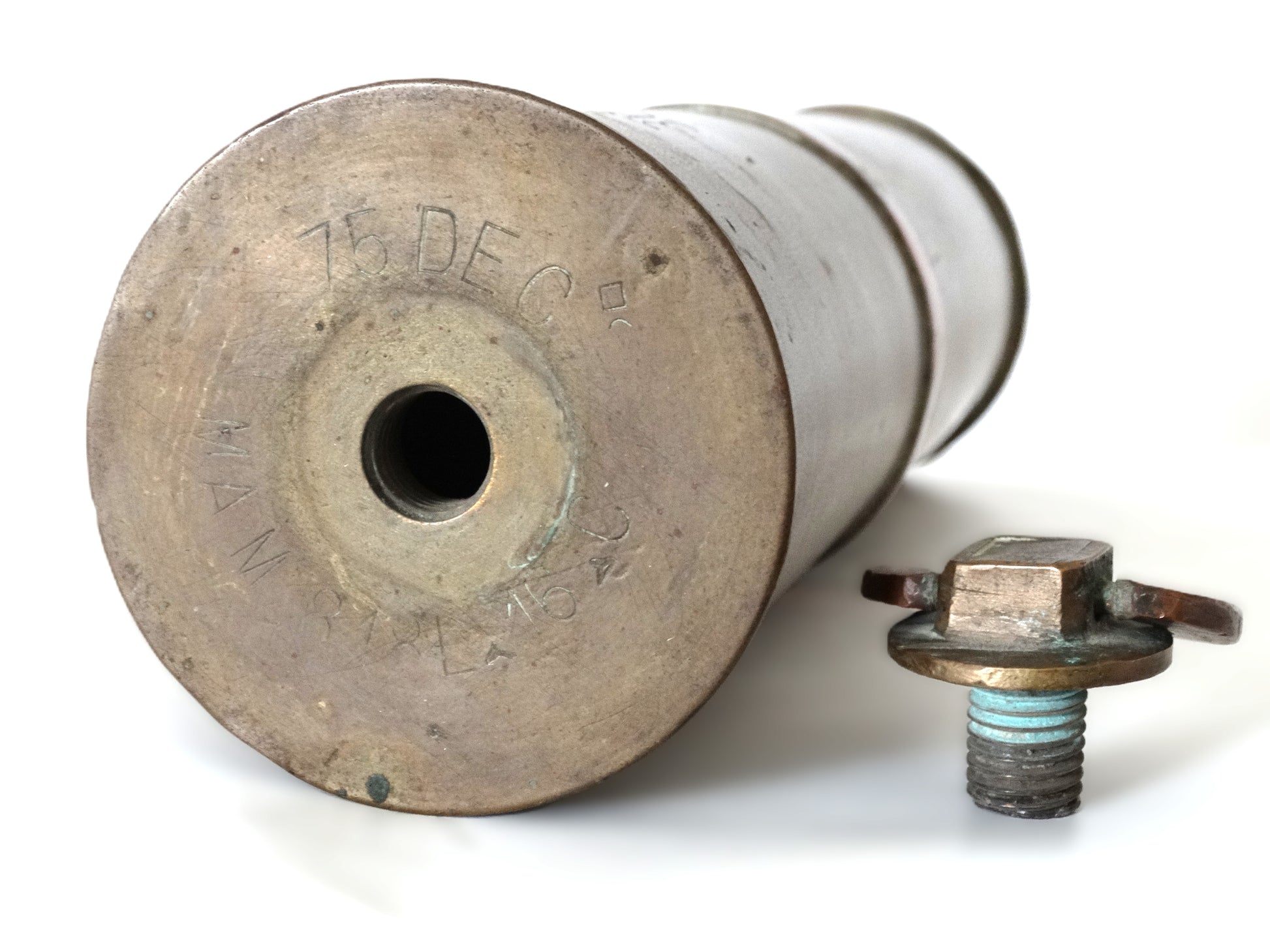 Bouteille artisanale de tranchée en douilles d’obus – objet de poilu 1914-1918. Vue intégrale dessus avec bouchon enlevé et marquage.