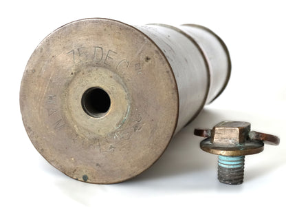 Bouteille artisanale de tranchée en douilles d’obus – objet de poilu 1914-1918. Vue intégrale dessus avec bouchon enlevé et marquage.