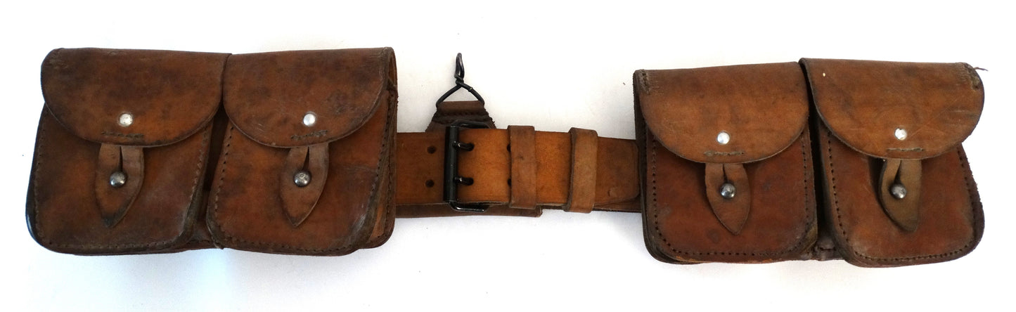 Brelage complet MAS-36 cuir.
Vue intégrale ceinturon et porte chargeur de face.