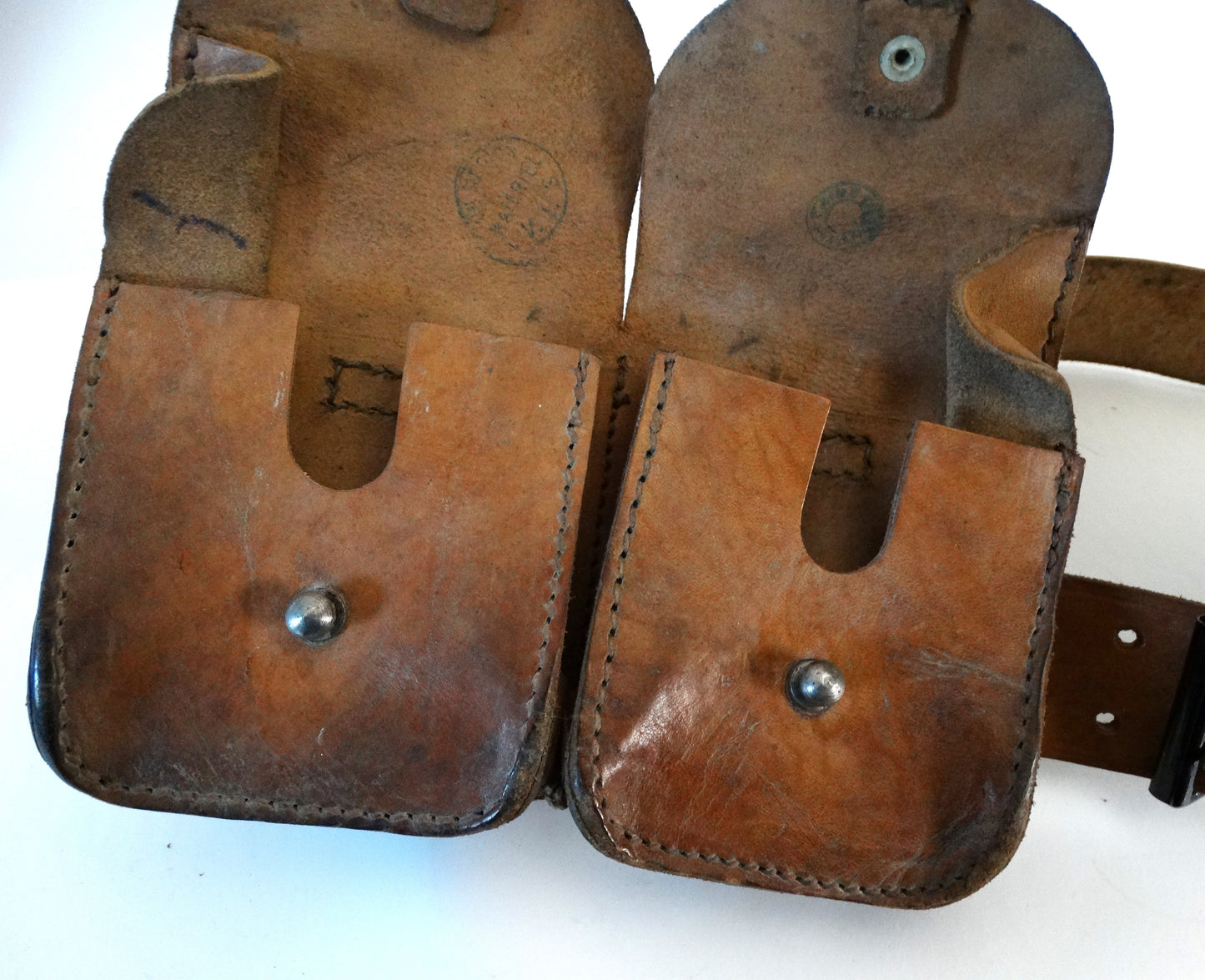 Brelage complet MAS-36 cuir.
Zoom avant cartouchière ouverte droite avec ses tampons.