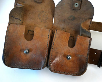 Brelage complet MAS-36 cuir.
Zoom avant cartouchière ouverte droite avec ses tampons.