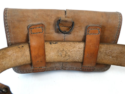 Brelage complet MAS-36 cuir.
Zoom avant cartouchière fermé gauche de dos.