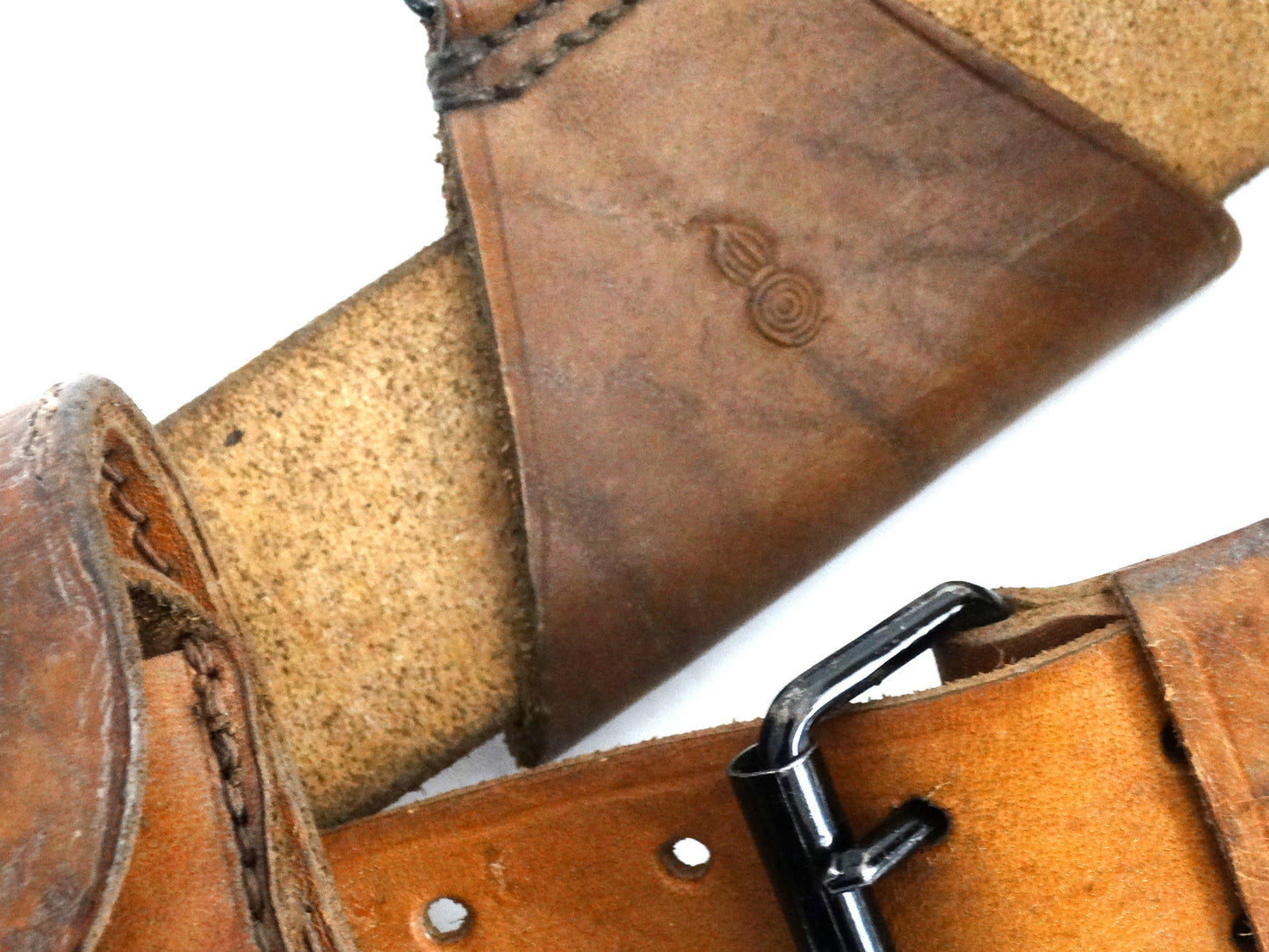 Brelage complet MAS-36 cuir.
Zoom sur marquage du triangle.