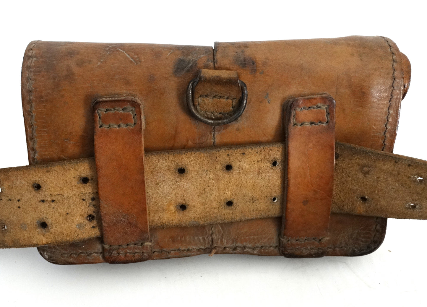 Brelage complet MAS-36 cuir.
Zoom avant cartouchière fermé droite de dos.