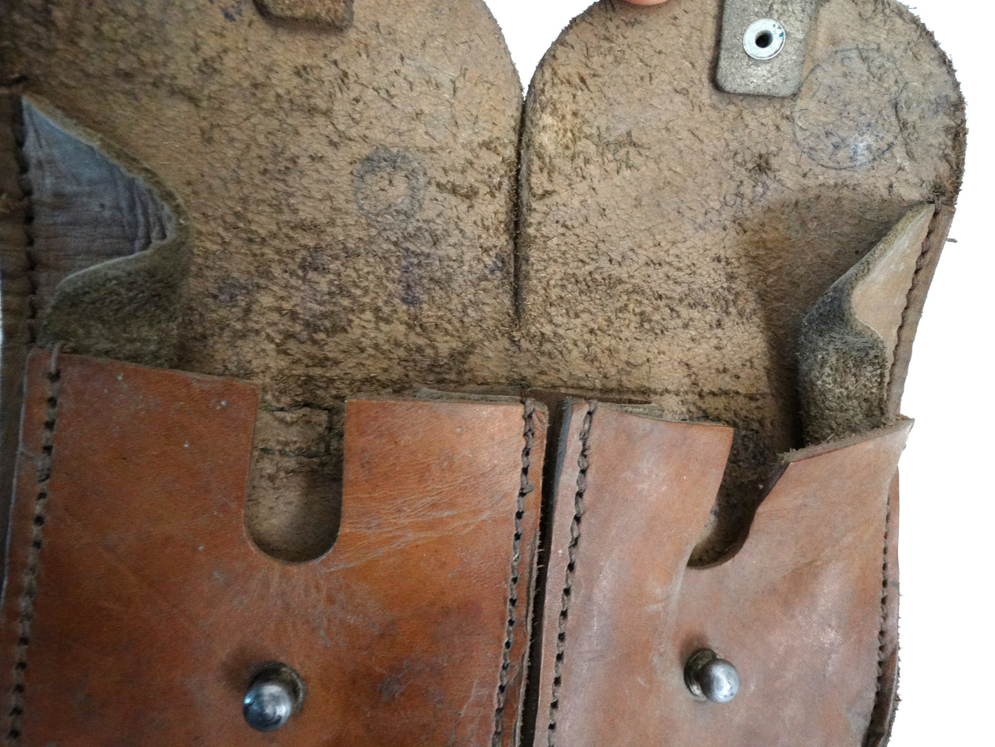 Brelage complet MAS-36 cuir.
Zoom avant cartouchière ouverte gauche avec ses tampons.