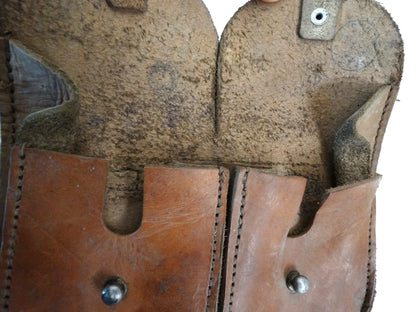 Brelage complet MAS-36 cuir.
Zoom avant cartouchière ouverte gauche avec ses tampons.