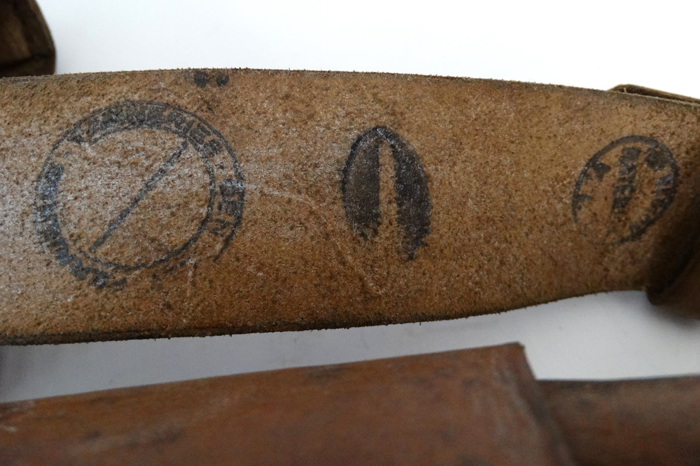 Brelage complet MAS-36 cuir.
Zoom sur tampons ceinturon.