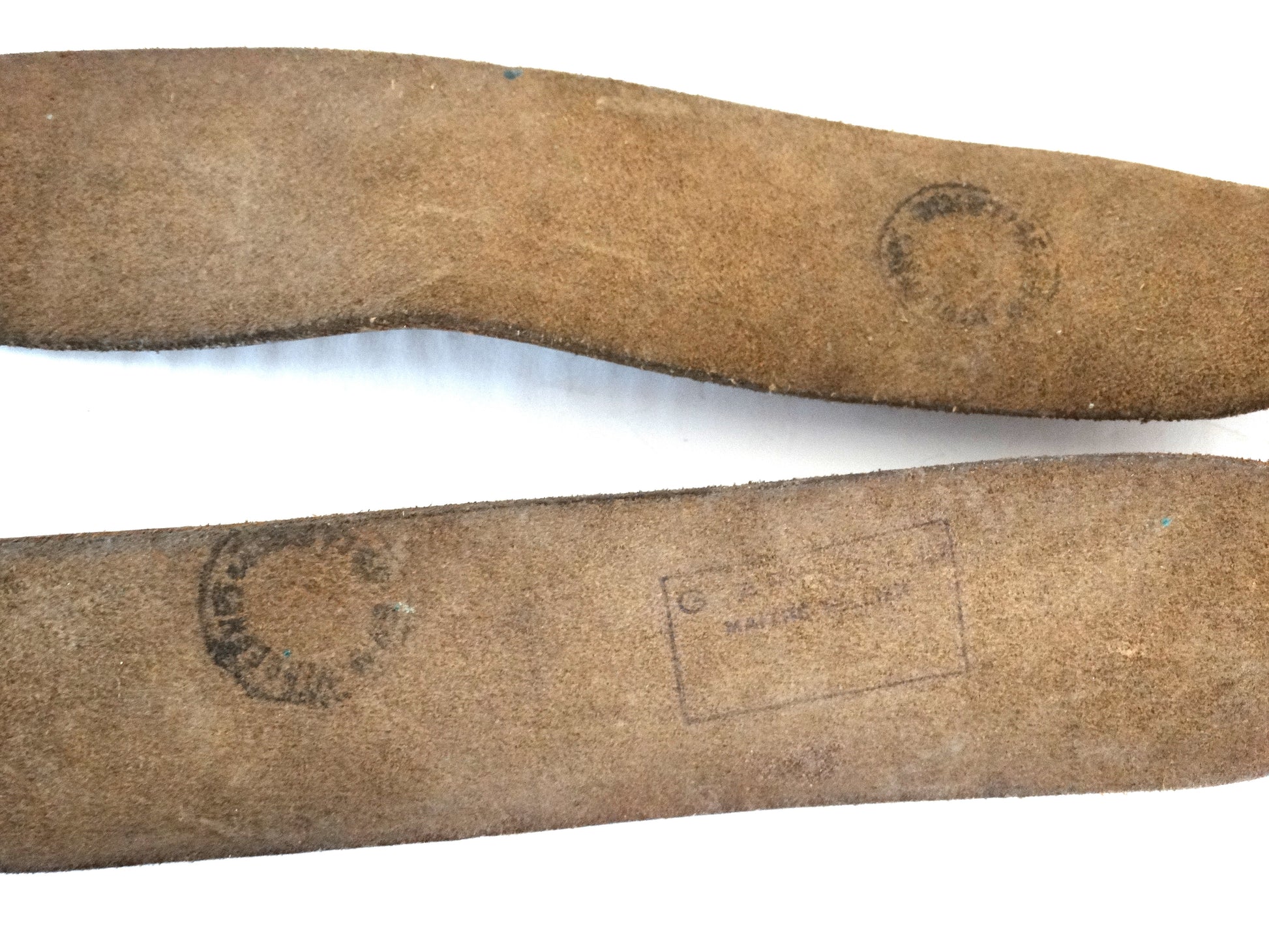 Brelage complet MAS-36 cuir.
Zoom sur tampons des bretelles.