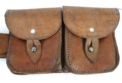 Brelage complet MAS-36 cuir.
Zoom avant cartouchière fermé gauche.