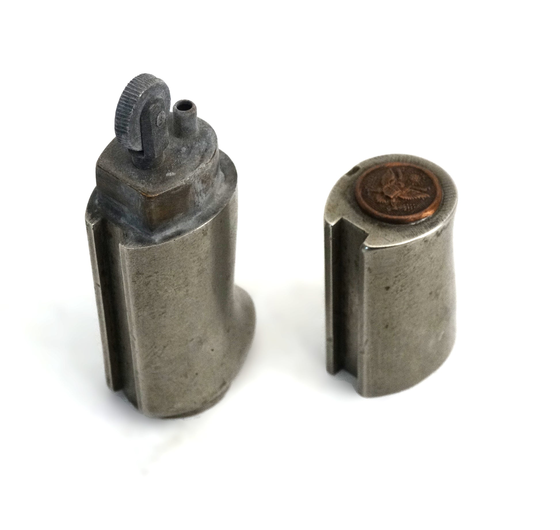 Briquet d’Art de Tranchée WWI – Manche de Baïonnette Rosalie Française & Aigle USA – Réalisation Troupes Américaines en France.
Vue intégrale artistique.