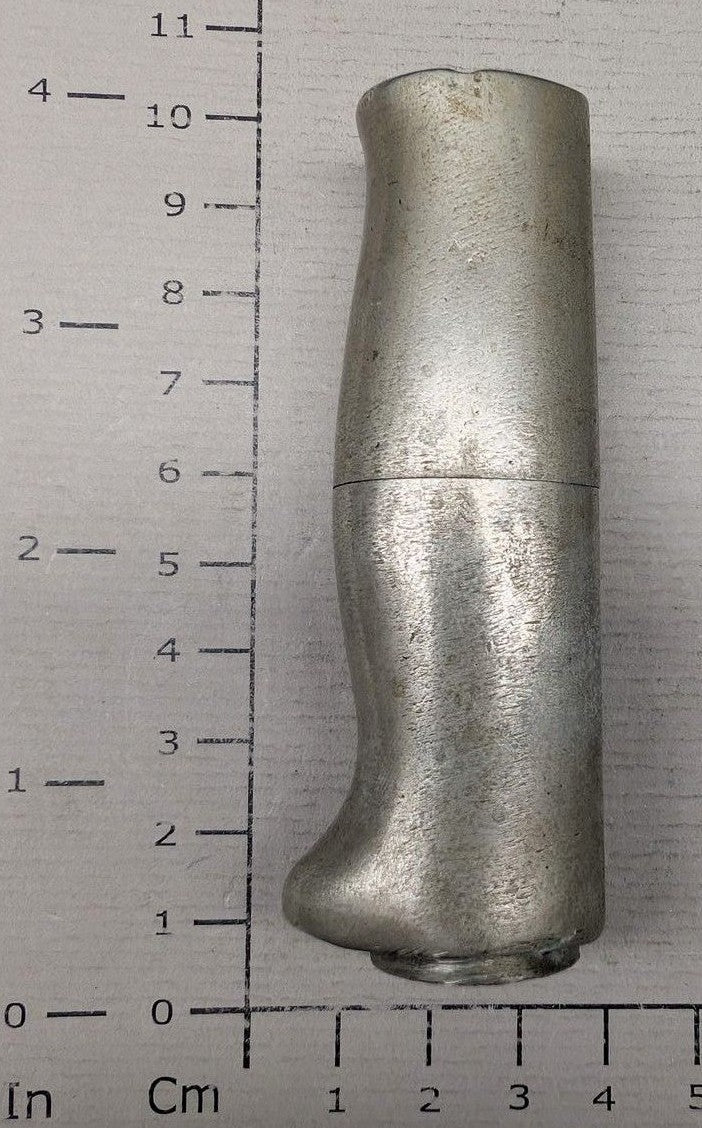 Briquet d’Art de Tranchée WWI – Manche de Baïonnette Rosalie Française & Aigle USA – Réalisation Troupes Américaines en France.
Vue intégrale avec métrage de coté. 