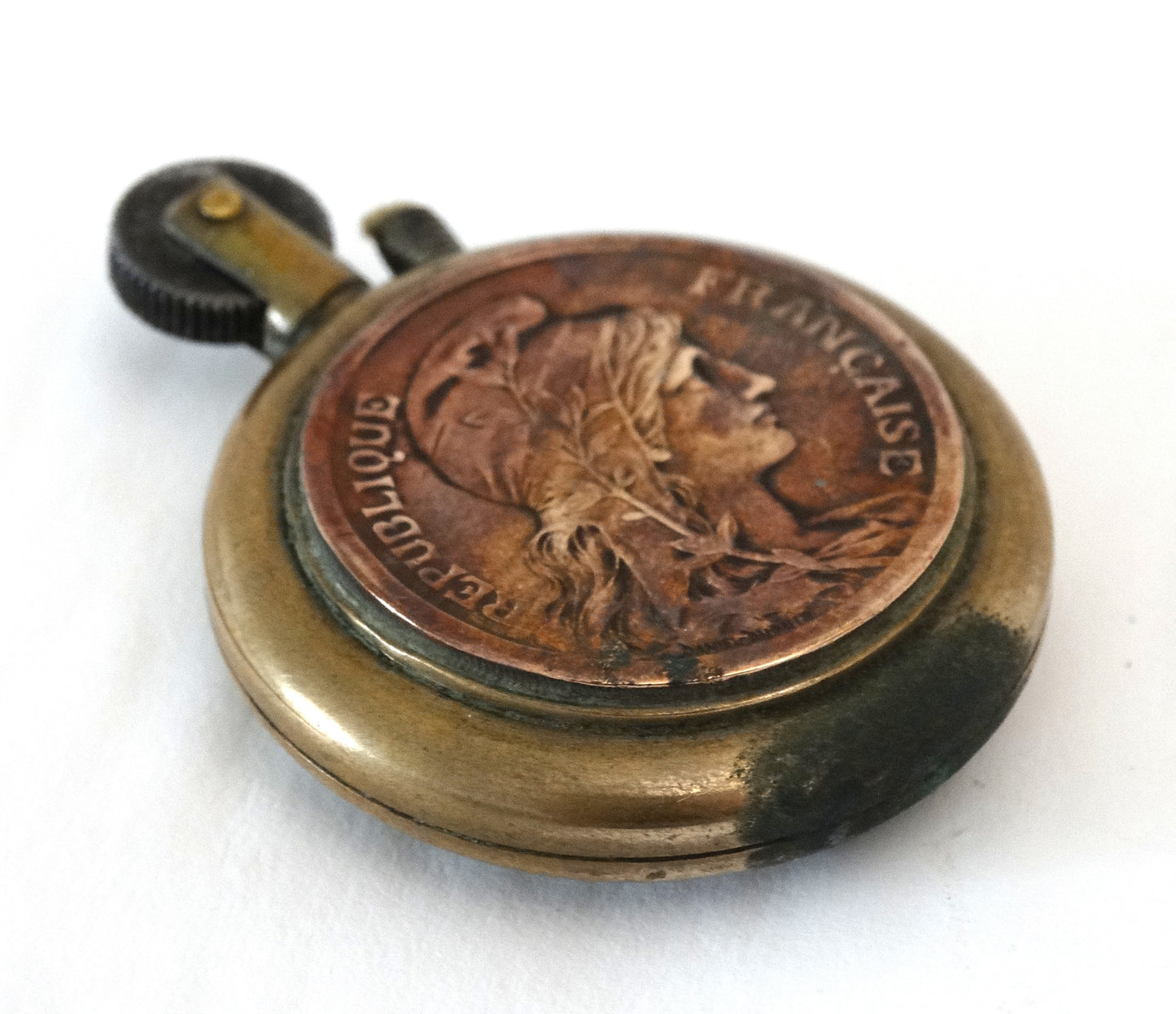 Briquet de tranchée en laiton – pièces de 10 centimes – artisanat de soldat – Première Guerre mondiale.
Vue intégrale 3/4 face A.