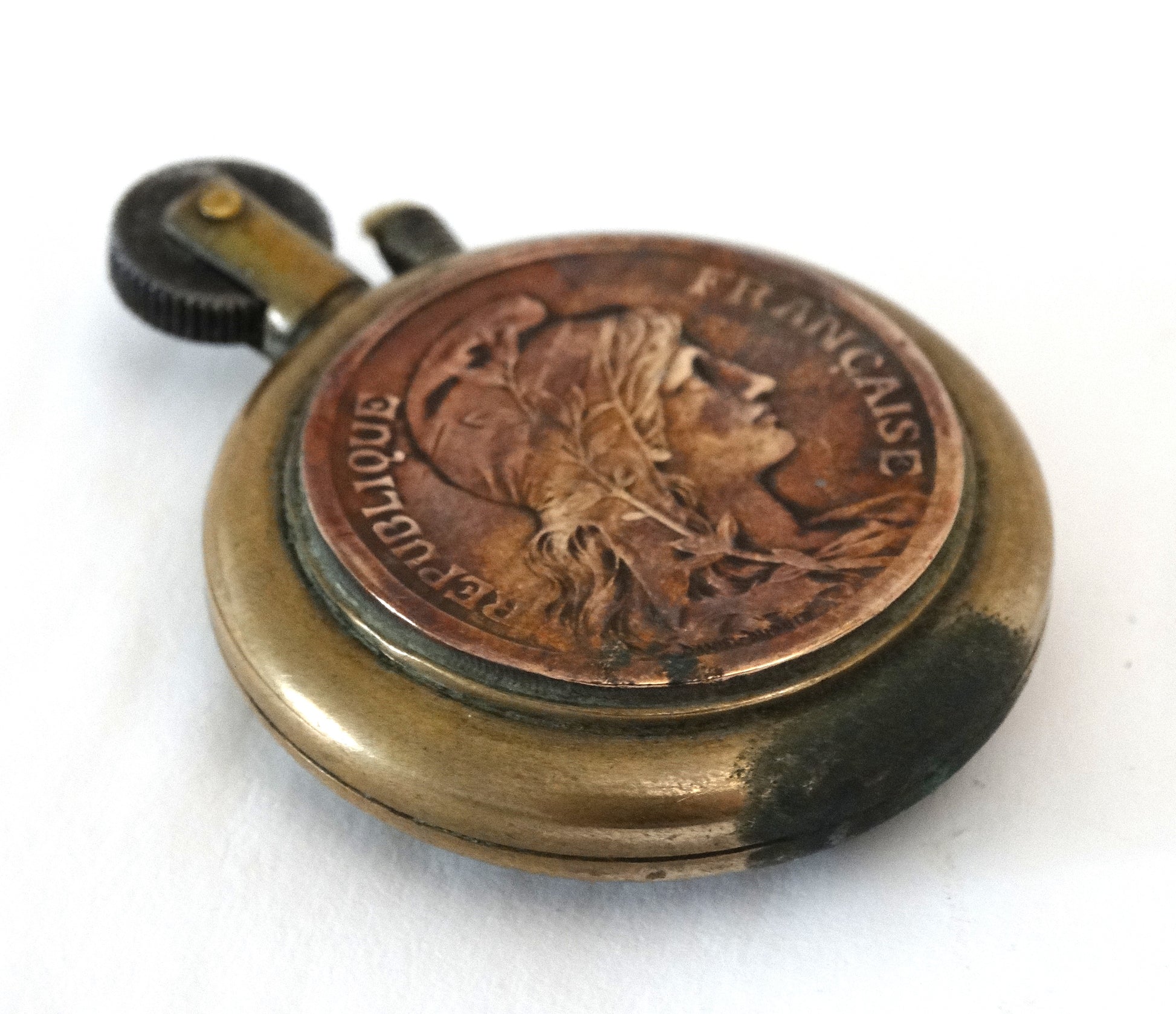 Briquet de tranchée en laiton – pièces de 10 centimes – artisanat de soldat – Première Guerre mondiale.
Vue intégrale 3/4 face A.