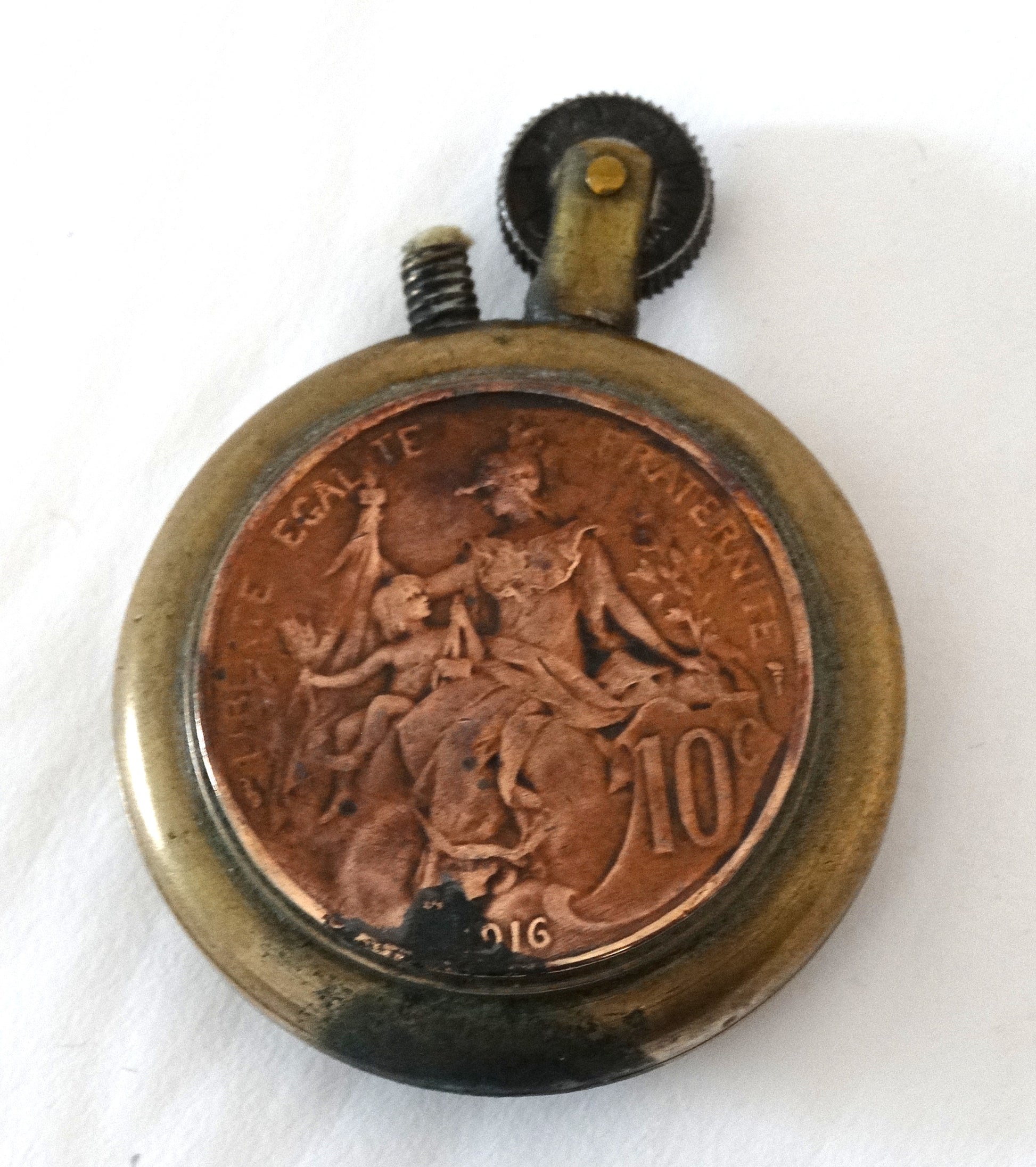 Briquet de tranchée en laiton – pièces de 10 centimes – artisanat de soldat – Première Guerre mondiale.
Vue intégrale face B.