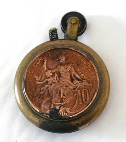 Briquet de tranchée en laiton – pièces de 10 centimes – artisanat de soldat – Première Guerre mondiale.
Vue intégrale face B.