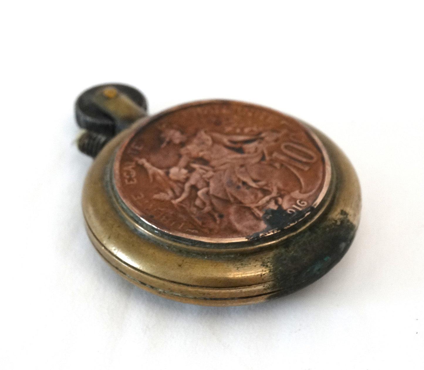Briquet de tranchée en laiton – pièces de 10 centimes – artisanat de soldat – Première Guerre mondiale.
Vue intégrale 3/4 face B.