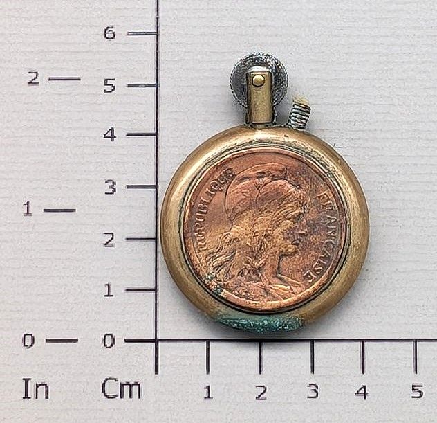 Briquet de tranchée en laiton – pièces de 10 centimes – artisanat de soldat – Première Guerre mondiale.
Vue intégrale face A avec dimensions.