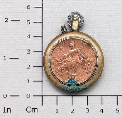 Briquet de tranchée en laiton – pièces de 10 centimes – artisanat de soldat – Première Guerre mondiale.
Vue intégrale face B avec dimensions.