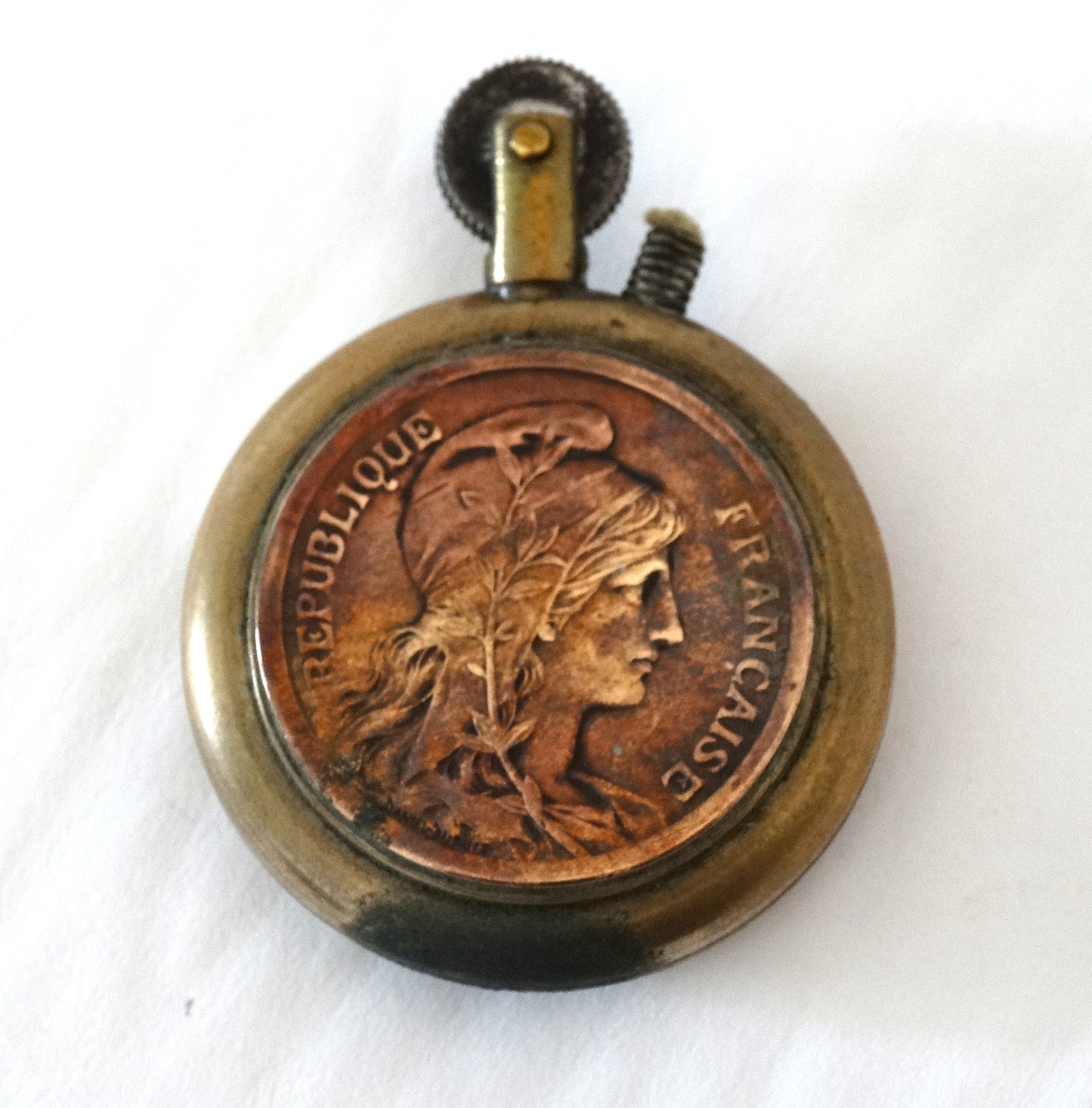 Briquet de tranchée en laiton – pièces de 10 centimes – artisanat de soldat – Première Guerre mondiale.
Vue intégrale face A.