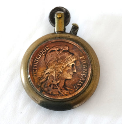 Briquet de tranchée en laiton – pièces de 10 centimes – artisanat de soldat – Première Guerre mondiale.
Vue intégrale face A.