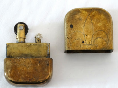 Briquet de tranchée fleurs de lys – Trench Art WW1.
Vue de face A capuchon a coté.