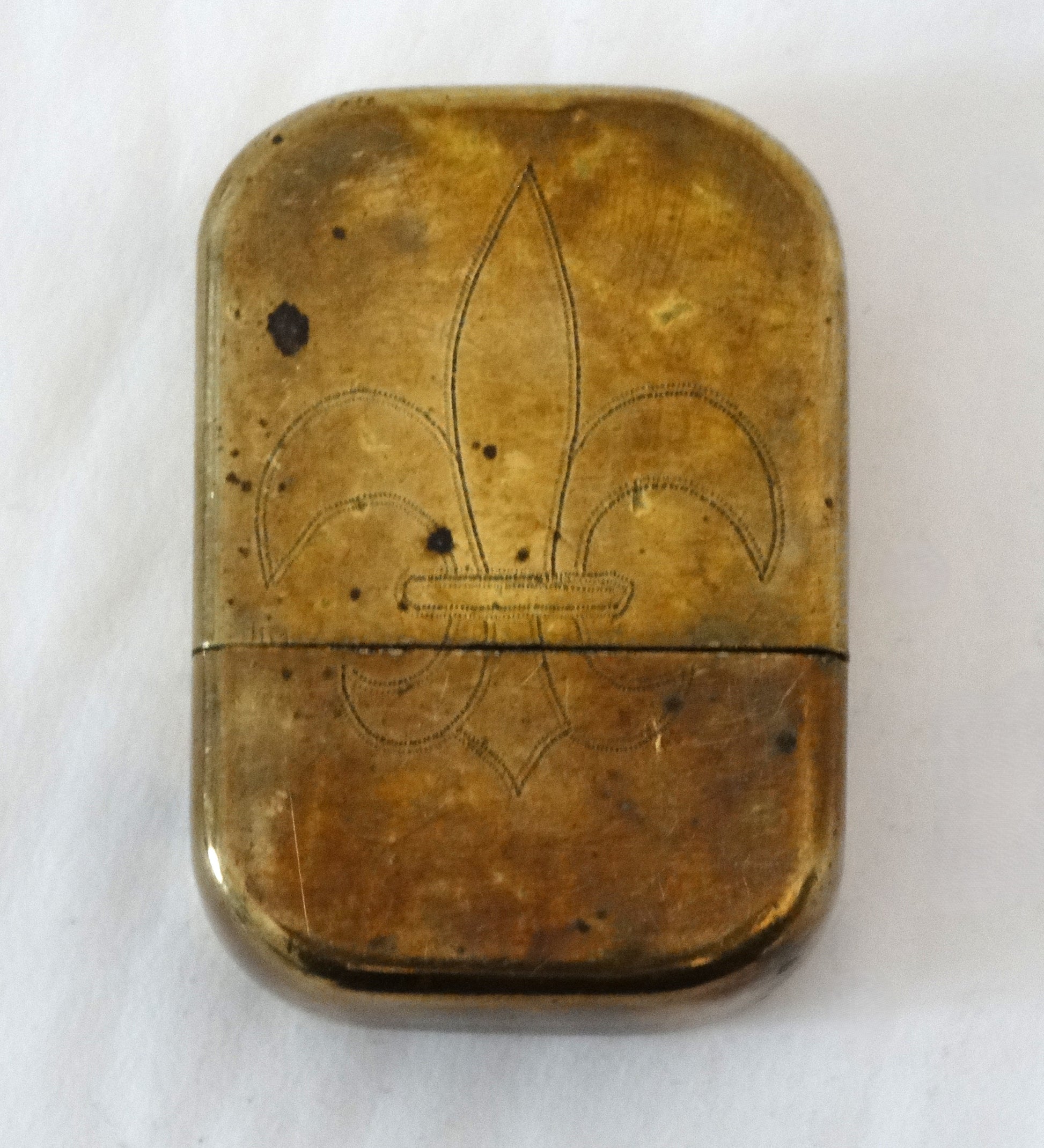 Briquet de tranchée fleurs de lys – Trench Art WW1.
Vue intégrale face A.