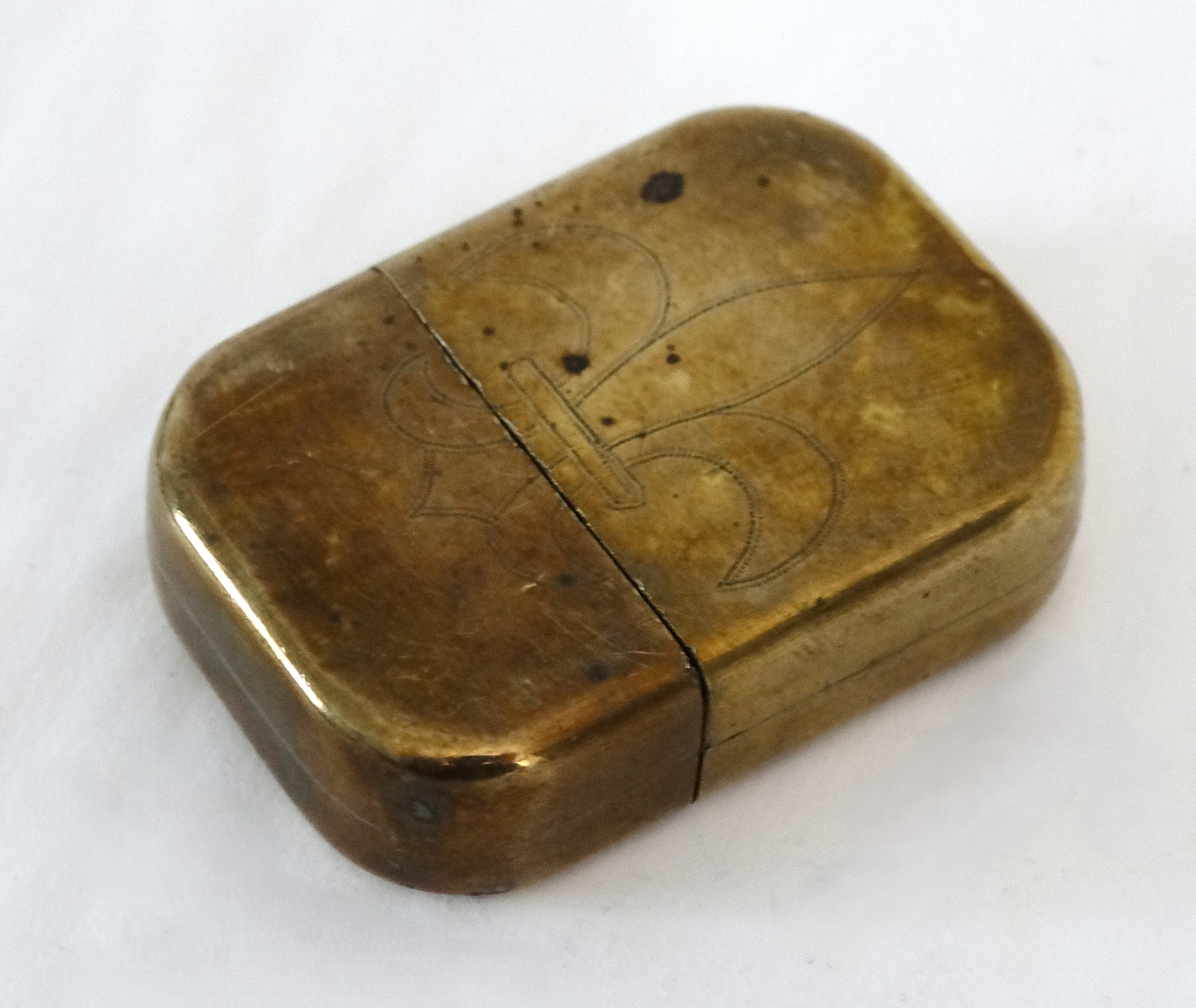 Briquet de tranchée fleurs de lys – Trench Art WW1.
Vue 3/4 intégrale face A.