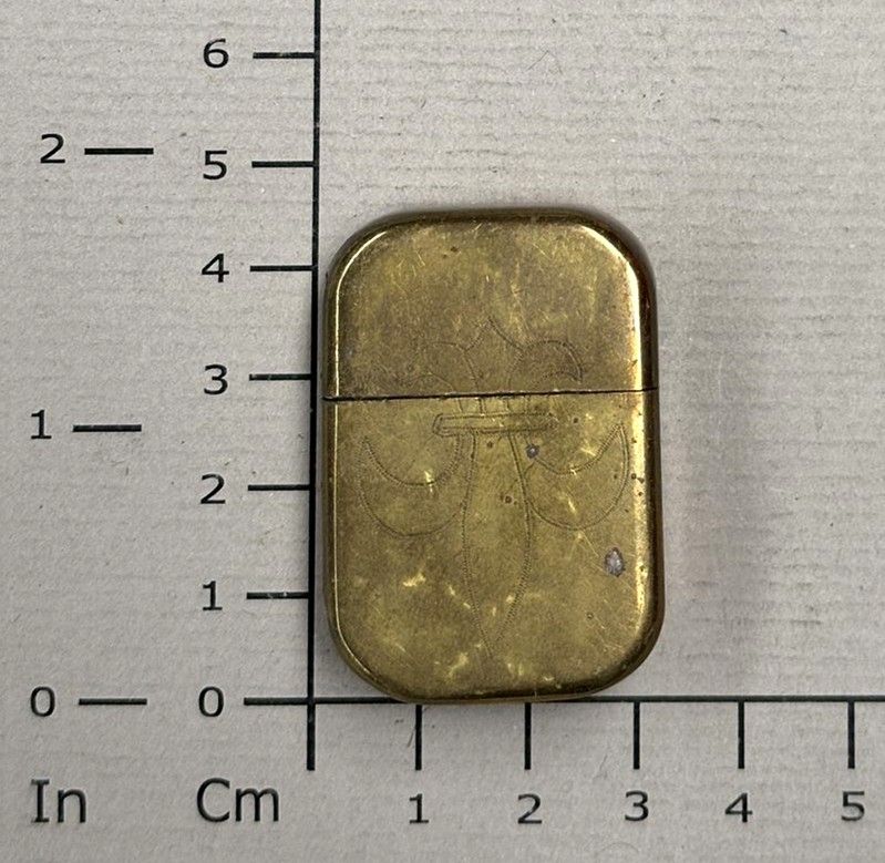 Briquet de tranchée fleurs de lys – Trench Art WW1.
Vue avec dimension. 